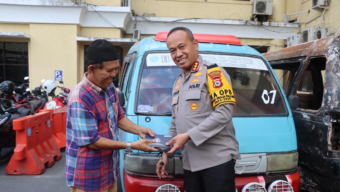 Polisi serahkan angkot atau pete-pete baru kepada Baharuddin sebab kendaraannya dibakar massa saat demo ricuh di Makassar belum lama ini. Dokumen Istimewa