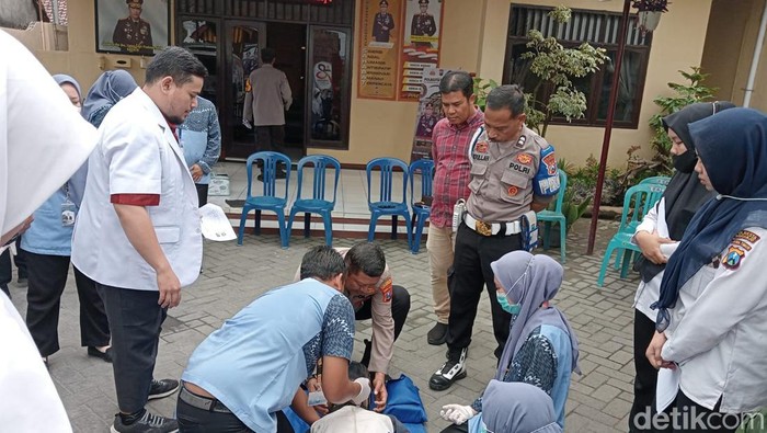 Polisi Sidoarjo Latih Personel Penanganan Pertama Korban Gawat Darurat Polisi Sidoarjo Latih Personel Penanganan Pertama Korban Gawat Darurat