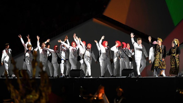 Kepala Seksi Olahraga Kodam I/Bukit Barisan Mayor Infanteri Wagiman membawa obor api saat upacara pembukaan PON XXI Aceh-Sumut 2024 di Stadion Baharoeddin Siregar, Lubuk Pakam, Kabupaten Deli Serdang, Sumatera Utara, Senin (9/9/2024). PON XXI Aceh-Sumut 2024 mempertandingkan sebanyak 65 cabang olahraga yang melibatkan hampir 13.000 atlet dari 38 provinsi dan berlangsung pada 9-20 September 2024. ANTARA FOTO/Rivan Awal Lingga/nz