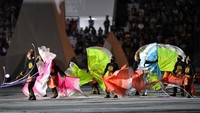 Sejumlah penari menampilkan tarian kolosal dalam upacara pembukaan di Stadion Harapan Bangsa, Banda Aceh. 