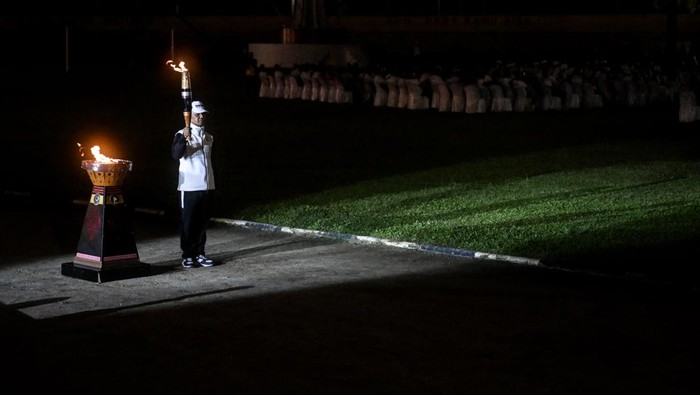 Kepala Seksi Olahraga Kodam I/Bukit Barisan Mayor Infanteri Wagiman membawa obor api saat upacara pembukaan PON XXI Aceh-Sumut 2024 di Stadion Baharoeddin Siregar, Lubuk Pakam, Kabupaten Deli Serdang, Sumatera Utara, Senin (9/9/2024). PON XXI Aceh-Sumut 2024 mempertandingkan sebanyak 65 cabang olahraga yang melibatkan hampir 13.000 atlet dari 38 provinsi dan berlangsung pada 9-20 September 2024. ANTARA FOTO/Rivan Awal Lingga/nz