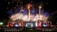 Suasana pertunjukan kembang api saat upacara pembukaan PON XXI Aceh-Sumut 2024 di Stadion Baharoeddin Siregar, Lubuk Pakam, Kabupaten Deli Serdang, Sumatera Utara, Senin (9/9/2024). 