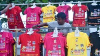Gelaran PON XXI Aceh-Sumut yang berlangsung pada 9 hingga 20 September 2024 dimanfaatkan pedagang lokal untuk berjualan suvenir terkait PON.