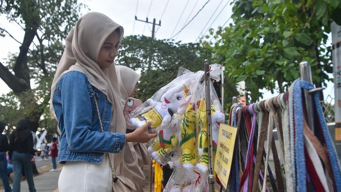 Pedagang menata baju PON di Stadion Harapan Bangsa, Banda Aceh, Aceh, Senin (9/9/2024). Sejumlah pedagang mengaku gelaran PON XXI Aceh-Sumut 2024 yang berlangsung pada pada 9 hingga 20 september 2024 tersebut dimanfaatkan untuk berjualan berbagai sejumlah souvenir terkait PON. ANTARA FOTO/Budi Candra Setya/wpa.