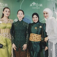 Penampilan Aurel Hermansyah yang tampak berbeda juga diakui oleh sang pembuat baju, desainer Renzi Lazuardi. Banyak banget akutuh ngecilin bajunyaa... komentar Renzi di Instagram. Foto: dok. Instagram @aurelie.hermansyah