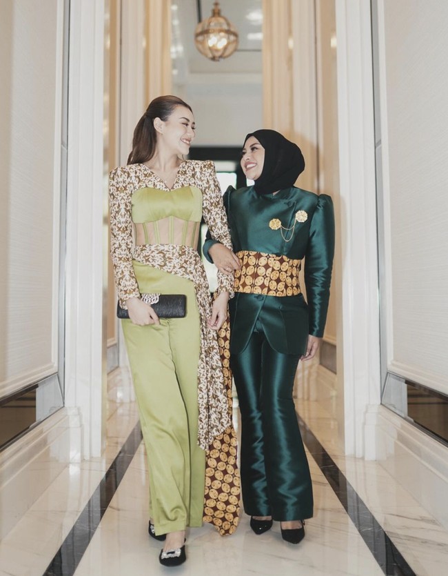 Aurel Hermansyah menghadiri acara kecantikan ditemani beberapa selebriti, termasuk sahabat sekaligus saudara iparnya, Aaliyah Massaid. Ia juga tampak semakin langsing setelah menikah. Foto: dok. Instagram @aurelie.hermansyah