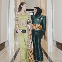 Aurel Hermansyah menghadiri acara kecantikan ditemani beberapa selebriti, termasuk sahabat sekaligus saudara iparnya, Aaliyah Massaid. Ia juga tampak semakin langsing setelah menikah. Foto: dok. Instagram @aurelie.hermansyah