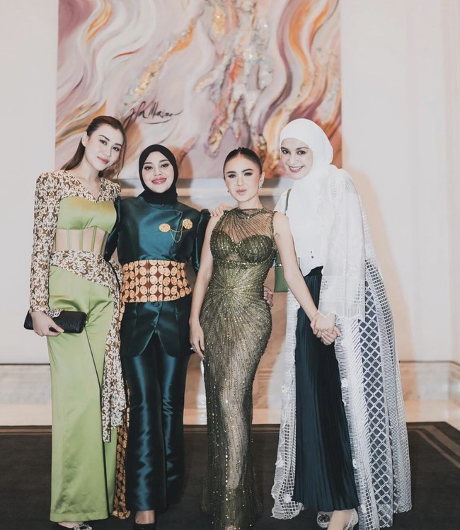 Sederet selebriti berpose bersama Aurel Hermansyah yang membuatnya semakin terlihat langsing dan elegan. Padu pada kerudung hitam cocok dikombinasikan dengan setelan yang sudah ramai. Foto: dok. Instagram @aurelie.hermansyah