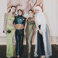 Sederet selebriti berpose bersama Aurel Hermansyah yang membuatnya semakin terlihat langsing dan elegan. Padu pada kerudung hitam cocok dikombinasikan dengan setelan yang sudah ramai. Foto: dok. Instagram @aurelie.hermansyah