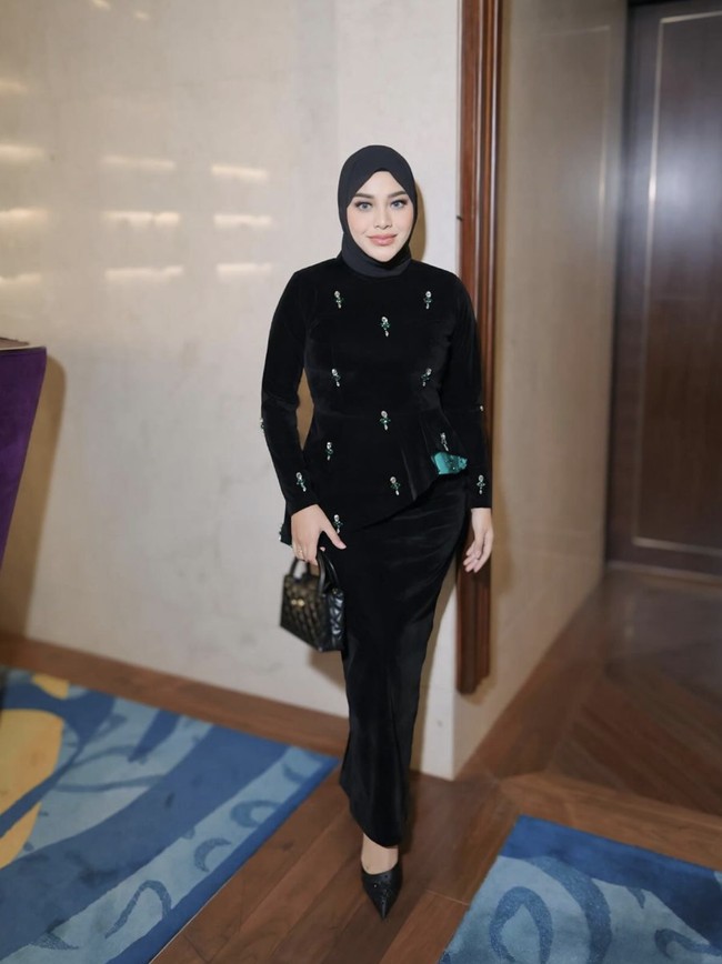 Ada pula gaya Aurel Hermansyah yang terlihat simple mengenakan busana serba hitam. Setelan rok dan blouse bludru dihiasi beads yang cantik menambah kesan mewah. Foto: dok. Instagram @aurelie.hermansyah