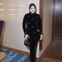 Ada pula gaya Aurel Hermansyah yang terlihat simple mengenakan busana serba hitam. Setelan rok dan blouse bludru dihiasi beads yang cantik menambah kesan mewah. Foto: dok. Instagram @aurelie.hermansyah