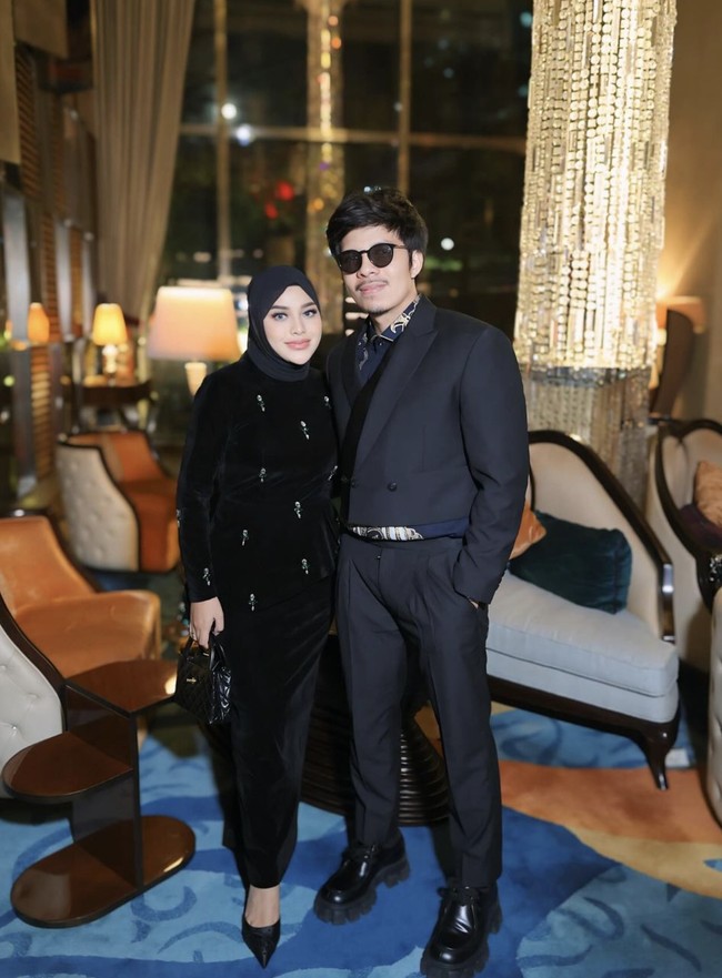 Aurel Hermansyah mengenakan setelan hitam tersebut saat menghadiri kondangan bersama Atta Halilintar. Ia tidak memakai aksesori apa pun lagi karena penampilannya sudah terlihat hidup, mewah, dan elegan. Foto: dok. Instagram @aurelie.hermansyah