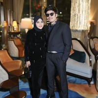 Aurel Hermansyah mengenakan setelan hitam tersebut saat menghadiri kondangan bersama Atta Halilintar. Ia tidak memakai aksesori apa pun lagi karena penampilannya sudah terlihat hidup, mewah, dan elegan. Foto: dok. Instagram @aurelie.hermansyah