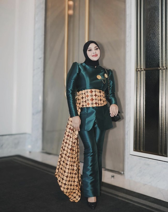 Aurel Hermansyah tampak cantik dan terlihat langsing saat mengenakan setelan bernuansa hijau emerald dengan jarik sebagai aksen di bagian perutnya. Ia memang terlihat lebih langsing. Foto: dok. Instagram @aurelie.hermansyah