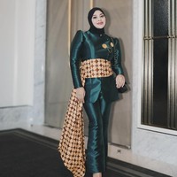 Aurel Hermansyah tampak cantik dan terlihat langsing saat mengenakan setelan bernuansa hijau emerald dengan jarik sebagai aksen di bagian perutnya. Ia memang terlihat lebih langsing. Foto: dok. Instagram @aurelie.hermansyah