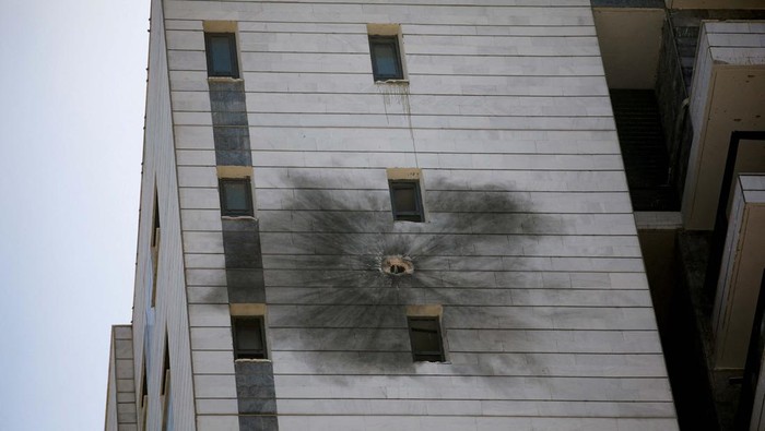 Potret Gedung di Nahariya, Israel Terkena Rudal Hizbullah People sweep the ground, after projectiles attack towards Israel from Lebanon, amid cross-border hostilities between Hezbollah and Israeli forces, in Nahariya, northern Israel September 9, 2024. REUTERS/Shir Torem