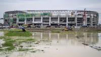 Pekerja mengoperasikan sejumlah alat berat di depan Stadion Utama Sumatera Utara di Kompleks Sumut Sport Center, Deli Serdang, Sumatera Utara, Selasa (10/9/2024).
