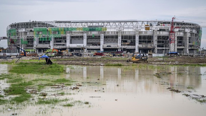 Potret Progres Pembangunan Stadion Utama Sumut, Venue Penutupan PON XXI Pekerja mengoperasikan sejumlah alat berat di depan Stadion Utama Sumatera Utara di Kompleks Sumut Sport Center, Deli Serdang, Sumatera Utara, Selasa (10/9/2024). Progres pembangunan Stadion Utama Sumatera Utara di kawasan Sport Center yang akan digunakan untuk penutupan PON XXI Aceh-Sumut tersebut mencapai 94 persen dan ditargetkan selesai pada 12 September 2024. ANTARA FOTO/Fauzan/rwa.