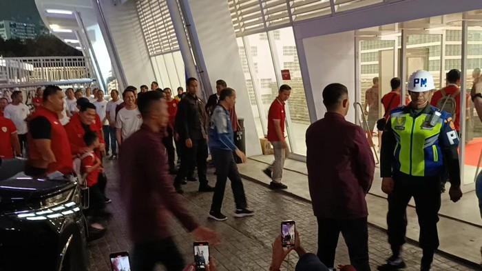 Presiden Jokowi mengajak Jan Ethes dan La Lembah Manah  untuk menonton laga Indonesia vs Australia di GBK (Dok Istimewa).