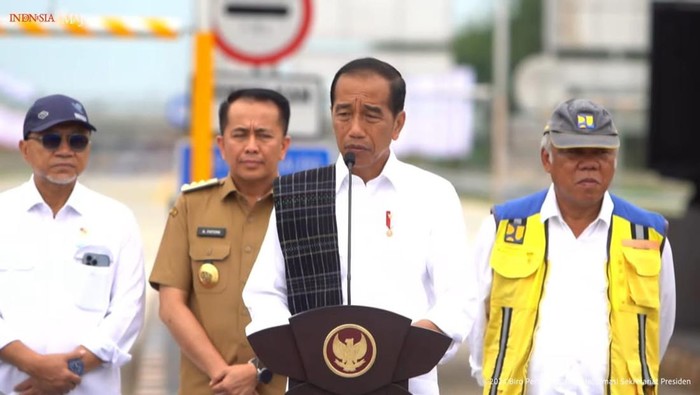 Presiden Jokowi Saya meresmikan dua ruas tol.
