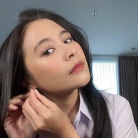 Agar penampilannya semakin fresh, Prilly juga terlihat mengenakan riasan wajah minimalis. Dengan lipstik glossy warna bibir, penampilan Prilly terlihat makin menawan. Foto: Instagram/@prillylatuconsina96