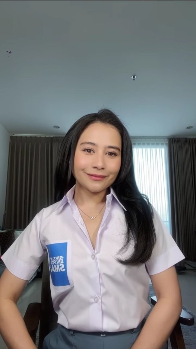 Melalui akun Instagram pribadinya wanita 27 tahun itu membagikan video singkat saat dirinya sedang bersiap-siap menuju ke sebuah acara pencarian bakat, Bintang SMA. Uniknya Prilly tampak mengenakan seragam putih abu-abu seperti siswi SMA. Foto: Instagram/@prillylatuconsina96
