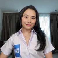 Melalui akun Instagram pribadinya wanita 27 tahun itu membagikan video singkat saat dirinya sedang bersiap-siap menuju ke sebuah acara pencarian bakat, Bintang SMA. Uniknya Prilly tampak mengenakan seragam putih abu-abu seperti siswi SMA. Foto: Instagram/@prillylatuconsina96