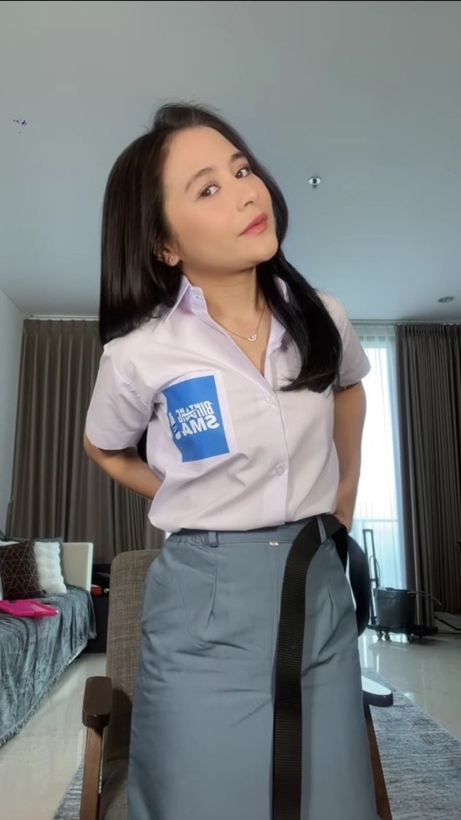 Tak lupa Prilly mengenakan ikat pinggang berwarna hitam. Sementara rambut panjangnya tampak dibiarkan terurai dan dicatok rapi. Foto: Instagram/@prillylatuconsina96