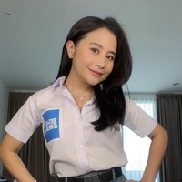 Rok abu-abu panjang tampak dipadukannya dengan kemeja putih dengan kancing atas yang dibuka 2. Melengkapi penampilannya, Prilly juga mengenakan beberapa perhiasan simpel, seperti anting, kalung, gelang, dan jam tangan. Foto: Instagram/@prillylatuconsina96