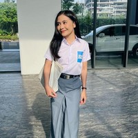 Seragam tersebut kemudian dipadukannya dengan sepasang sepatu berwarna putih. Foto: Instagram/@prillylatuconsina96