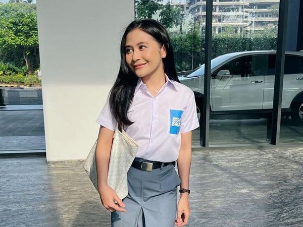 Foto Prilly Latuconsina Cosplay Jadi Siswi SMA, Dipuji Bak Primadona Sekolah