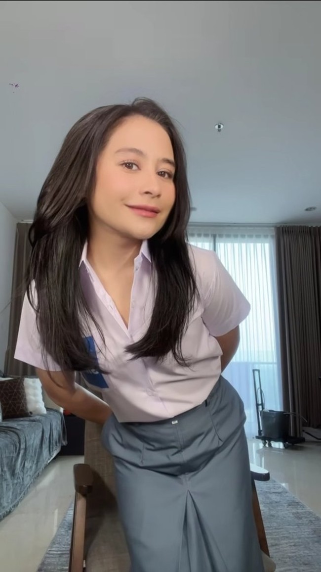 Penampilan Prilly Latuconsina kembali mencuri atensi. Usai berhasil menurunkan berat badannya, kini Prilly kembali memamerkan penampilannya saat tampil jadi bak siswi SMA. Foto: Instagram/@prillylatuconsina96