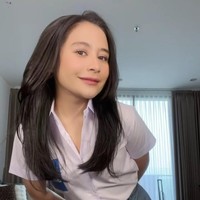 Penampilan Prilly Latuconsina kembali mencuri atensi. Usai berhasil menurunkan berat badannya, kini Prilly kembali memamerkan penampilannya saat tampil jadi bak siswi SMA. Foto: Instagram/@prillylatuconsina96