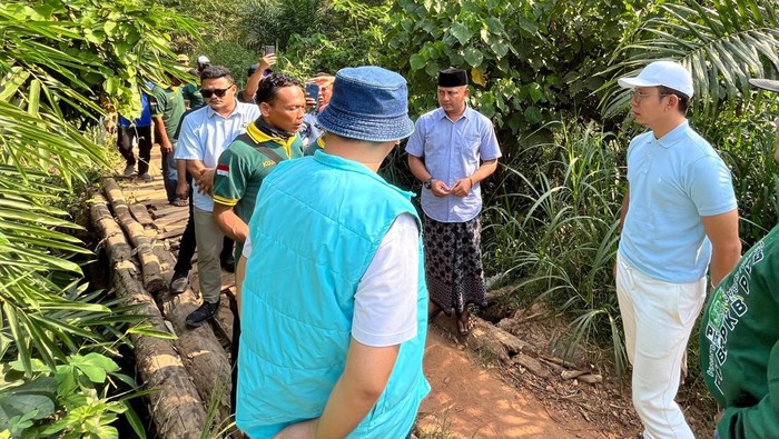Radityo Egi Pratama meninjau jembatan yang berada di Desa Purwotani
