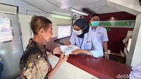 Tim kesehatan dari KAI Daop 8 Surabaya yang memeriksa terdiri dari 3 dokter umum, 2 dokter gigi, 1 bidan, 2 apoteker, dan 14 paramedis