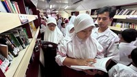 Selain layanan kesehatan, rangkaian Rail Clinic juga terdapat layanan Rail Library. Para siswa masyarakat sekitar yang hadir dapat memanfaatkan fasilitas tersebut, yang menyediakan ratusan buku bacaan dilengkapi dengan fasilitas e-Library.