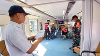 Sebanyak 200 warga dari semua lapisan di wilayah Bangil, datang mendapatkan berbagai pelayanan kesehatan gratis yang disediakan di dalam gerbong.
