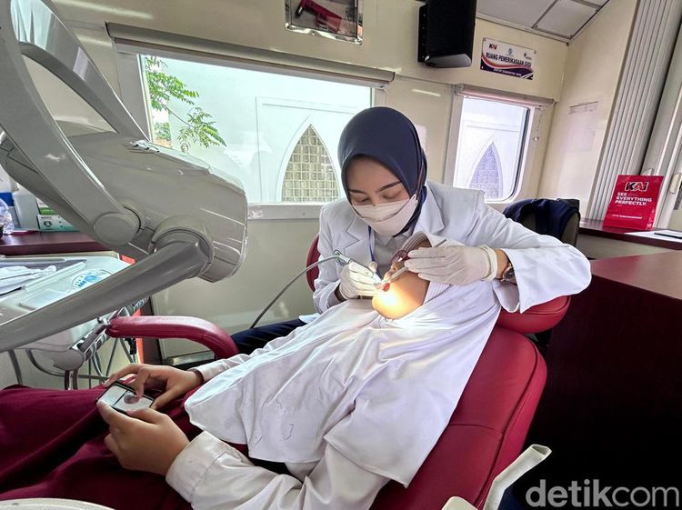 Rail Clinic Mampir Stasiun Bangil, Warga Cek Kesehatan Gratis