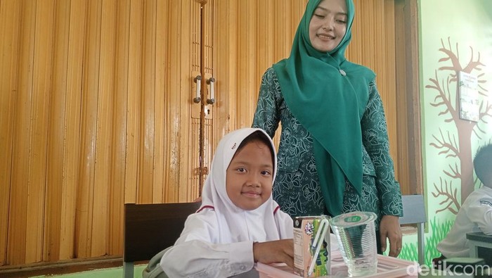 Raina Azkia, bocah SD di Sumedang yang mendapatkan makan siang gratis
