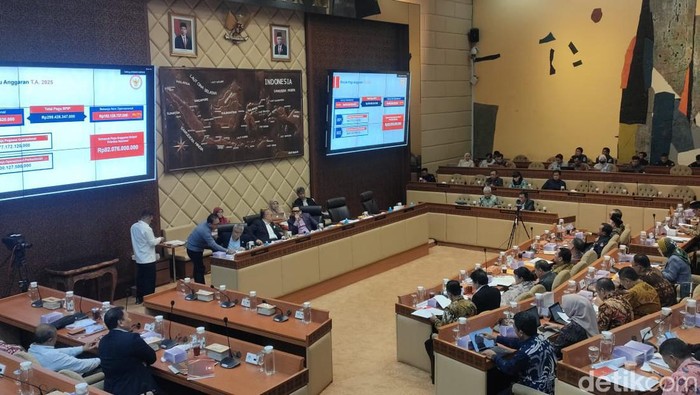 Rapat Komisi II DPR bersama Kepala BPIP Yudian Wahyudi.