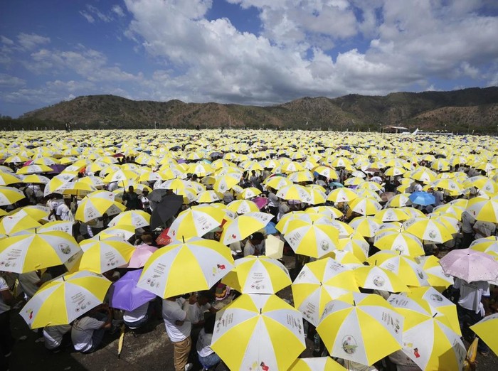 East Timorese crowd Tacitolu park for Pope Francis’ Mass in Dili, East Timor, Tuesday, Sept. 10, 2024. (AP Photo/Firdia Lisnawati)