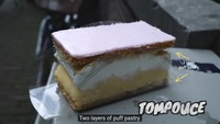 Patisserie Holtkamp, bakery legendaris di Belanda juga dikunjungi oleh Ria SW. Bakery itu sudah ada sejak 1969 dengan menu andalan tompouce, kue khas Belanda berupa 2 lapisan puff pastry dengan isi krim vanila dan sweet icing. Foto: YouTube Ria SW