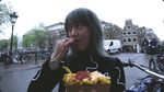 Ria SW Kulineran di Belanda, Jajan Kentang Goreng dan Cookies Viral