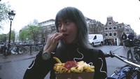 Ria membeli seporsi kentang goreng dengan harga 5,50 Euro (Rp 93.953). Kentang goreng itu terbuat dari kentang lokal Belanda, yaitu agria. Foto: YouTube Ria SW
