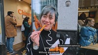 Ria juga tampak jajan ubi goreng di Chipsy King. Ia memesan ubi goreng original tanpa bumbu dan saus. Dia sebenarnya bumbunya banyak banget sih, banyak macam. Cuma yang aku pesan tanpa saus, biar sehat dikit, ujar Ria. Foto: YouTube Ria SW