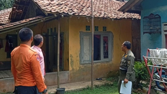 Rumah terdampak angin kencang di Desa Karehkel, Kecamatan Leuwiliang, Bogor, Jawa Barat.