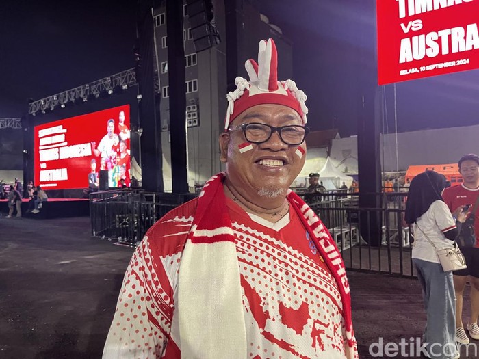 Salah satu suporter yang menggunakan pakaian unik