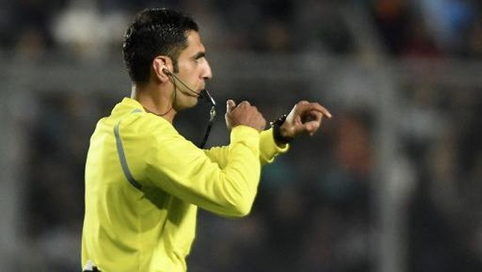 Qatari referee Salman Falahi gestures during the Argentina 2023 U-20 World Cup Group A football match between New Zealand and Argentina at the Estadio San Juan del Bicentenario stadium in San Juan, Argentina on May 26, 2023. (Photo by Andres Larrovere / AFP)