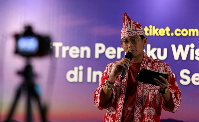 Mmenparekraf Sandiaga Uno membuka tiket.com Webinar Nasional 2024. Sandiaga memaparkan strategi dan kebijakan dalam mencapai target industri pariwisata di tahun 2024.