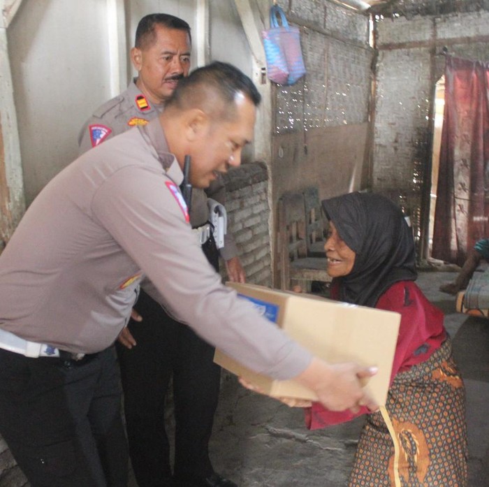 Satlantas Trenggalek Berbagi Kasih untuk Duafa-Difabel